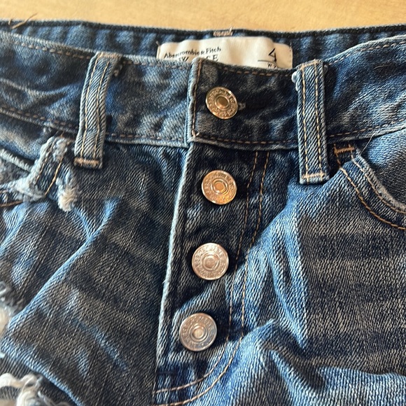 Abercrombie and Fitch low rise jean shorts - Picture 2 of 8